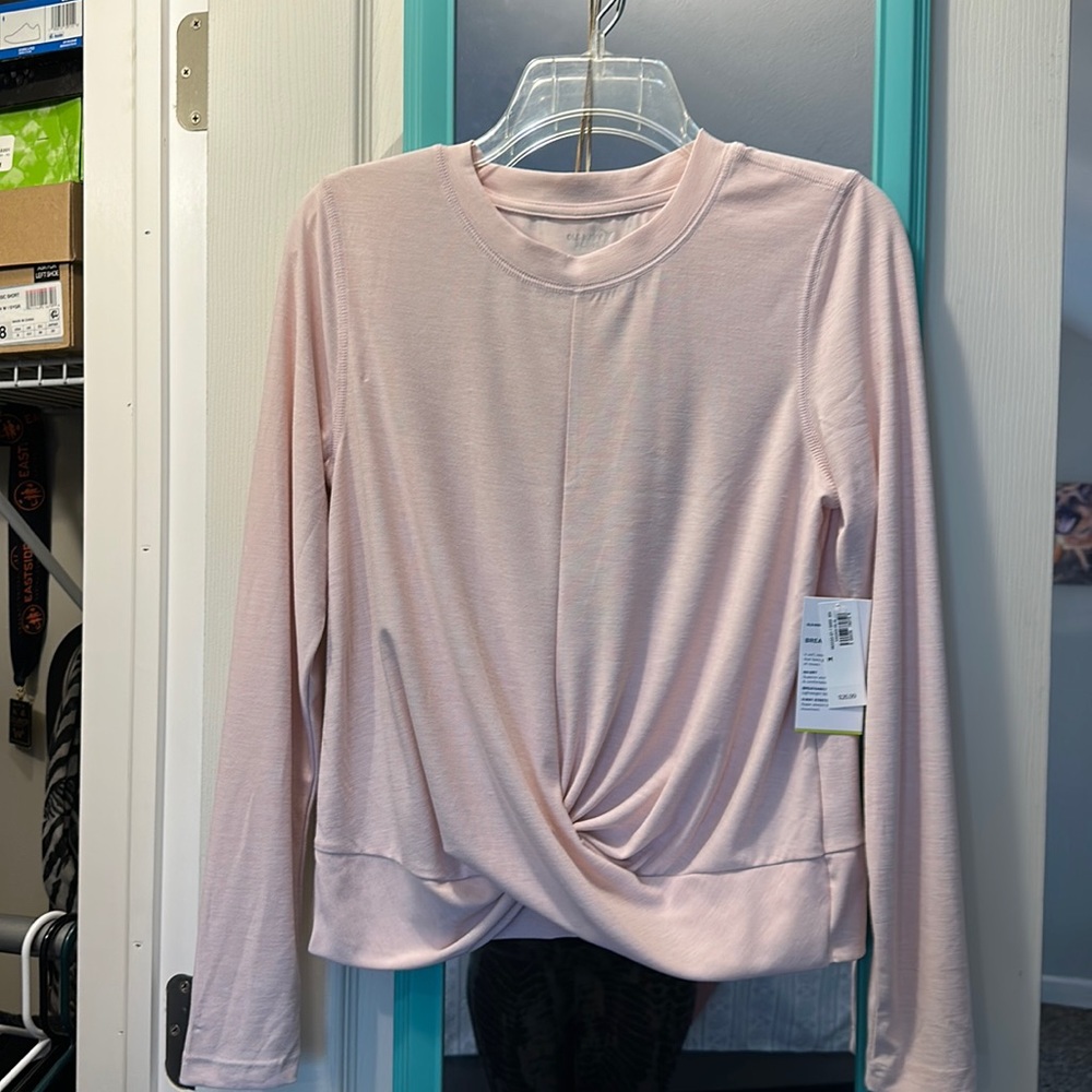 NWT women’s Old Navy activewear long sleeve top. Size medium.